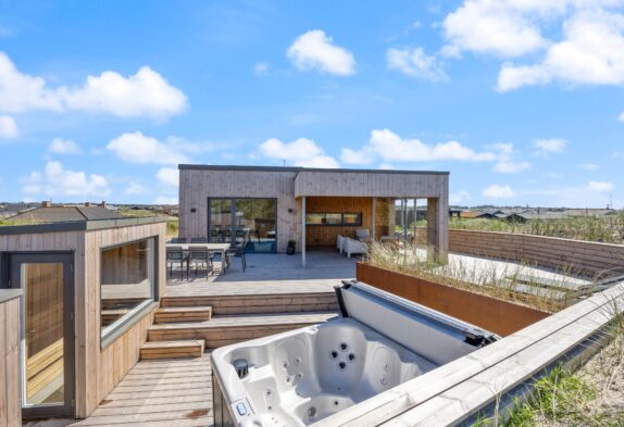 Großartiges Ferienhaus, 280 m zum Strand mit Außenwhirlpool