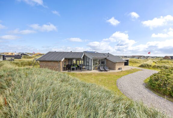 Klassisk sommerhus med dejlig terrasse – kun 250 meter fra vandet