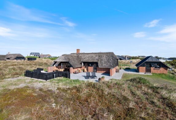 Hyggeligt stråtækt feriehus i Søndervig kun 500m fra havet