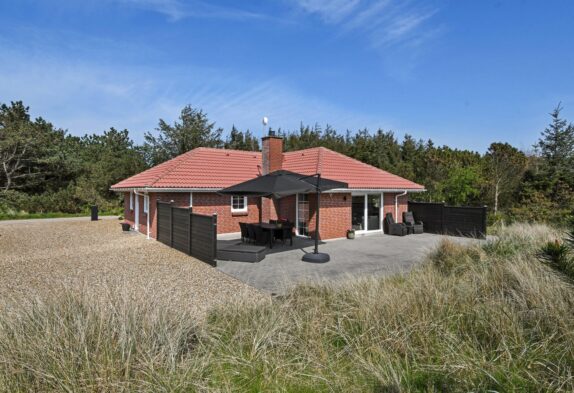Geräumiges Ferienhaus mit Aussendusche, 850 m zum Strand