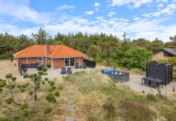 Rummeligt og velholdt sommerhus tæt på Søndervig og stranden