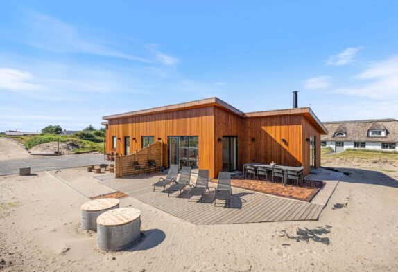 Moderne sommerhus med ladestander