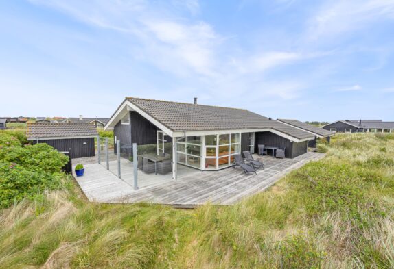 Hyggeligt og funktionelt sommerhus med brændeovn i Søndervig