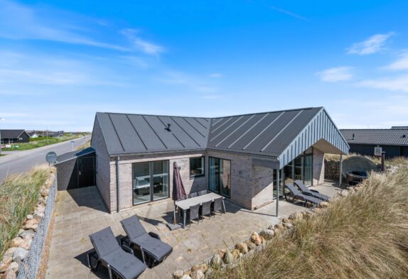 Fantastisk og moderne feriehus nær hav og by med sauna og spa