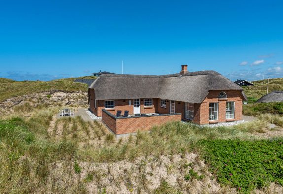 Strandnært, indbydende feriehus i Søndervig med sauna og spabad