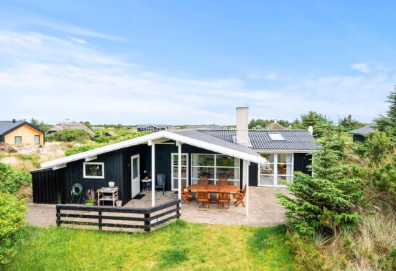 Lyst og hyggeligt sommerhus med sauna kun 500 meter fra stranden