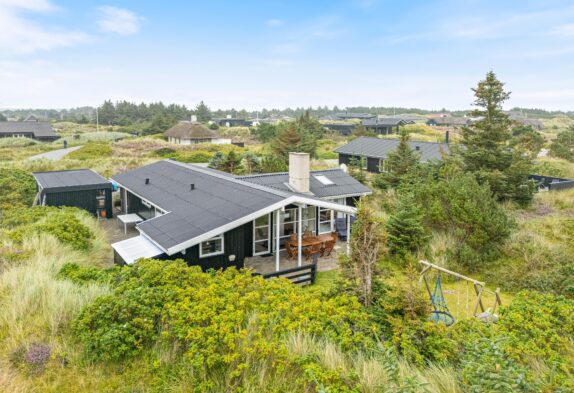 Lyst og hyggeligt sommerhus med sauna kun 500 meter fra stranden