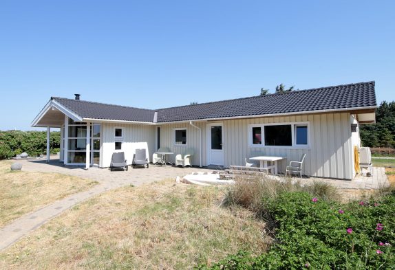 Skønt sommerhus i Søndervig med brændeovn, sauna og spa