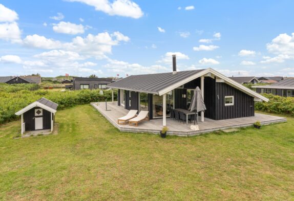 Strandnahes Ferienhaus mit Holzofen auf ruhigem Grundstück