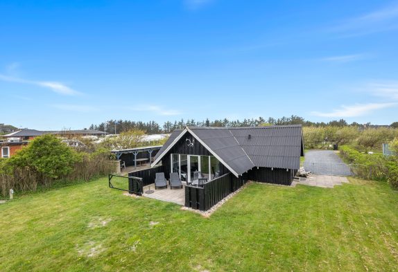 Skønt sommerhus i Søndervig m. stor plænegrund og loungeområde