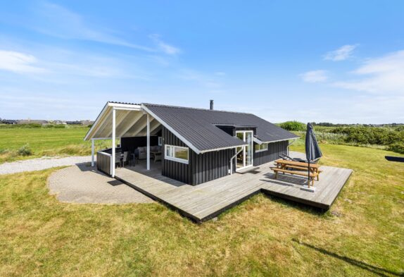 Lyst og nutidigt sommerhus i Søndervig med spabad og sauna