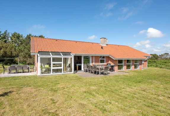 Stort sommerhus i Søndervig med spa, sauna og skøn udestue