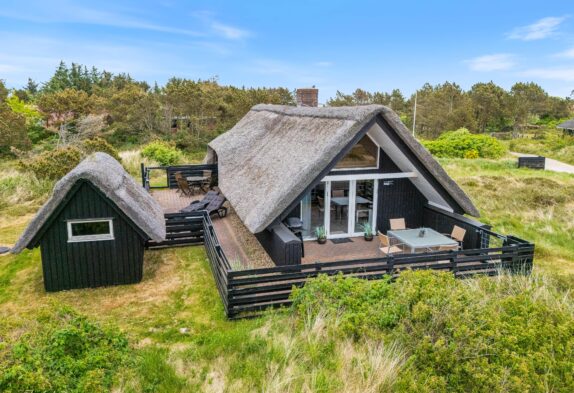 Hyggeligt og stemningsfyldt sommerhus med brændeovn
