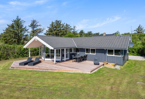 Strandnahes Ferienhaus in Søndervig mit Whirlpool