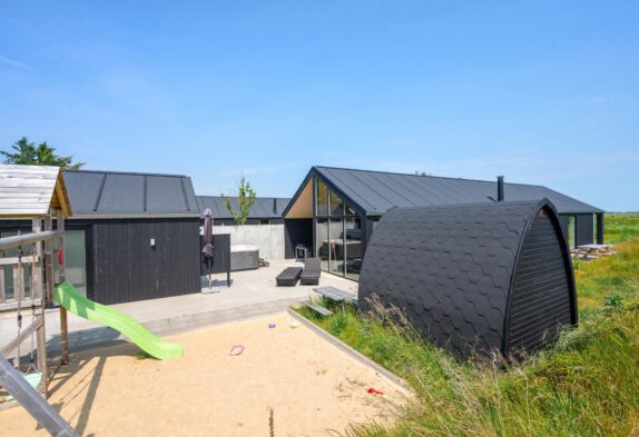 Lækkert sommerhus med udespa til 8 personer